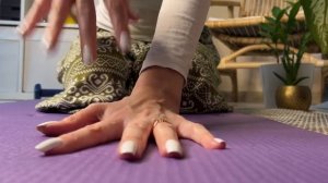 ASMR tap/scratching on my workout mat / АСМР постукивания/царапанье моего коврика для занятий