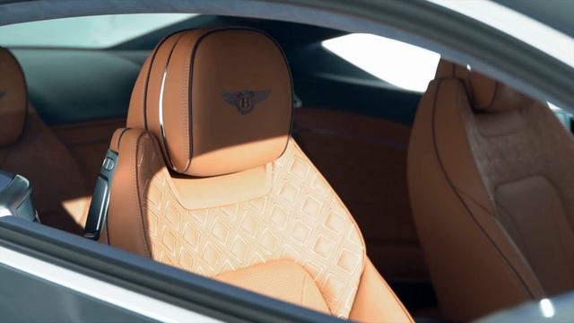 Dark Sapphire On Saddle 2023 Bentley Continental GT Azure смотреть онлайн
