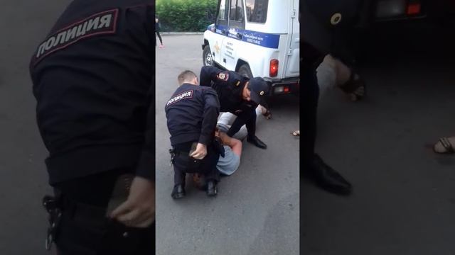 А человек не сопротивлялся, полиции смотреть онлайн