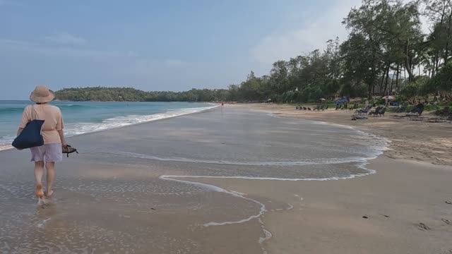 Сильный прилив на пляже Ката - пляж затоплен