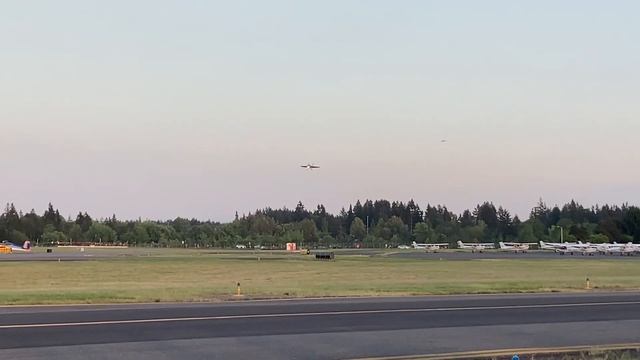 Boeing EA-18G Growler coming in for landing смотреть онлайн