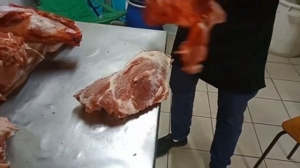 Обвалка свиной полутуши.