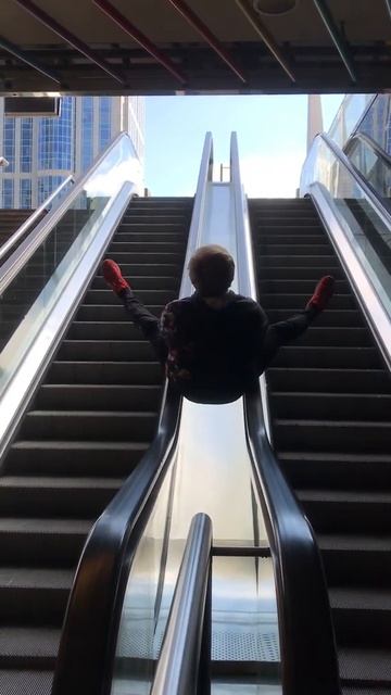Man Doing Crazy Flips On An Escalator Handrails смотреть онлайн