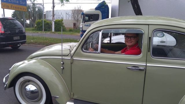 Fusca 1960 com pisca na coluna da porta. смотреть онлайн