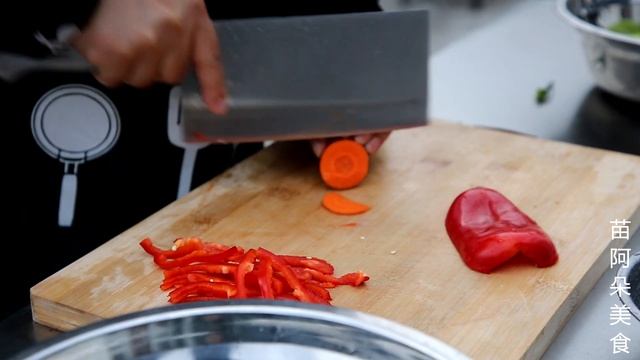 苗大姐做五花肉炖鸭，嚼着肥肉啃鸭头，吃这能降火！【苗阿朵美食】 смотреть онлайн