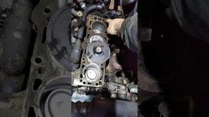 Чистка поршней и блока перед заменой прокладки ГБЦ.