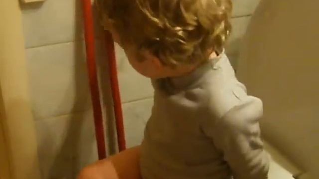 диалог ребенка на унитазе смотреть онлайн
