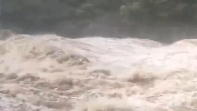 Tons of water covered China, mass evacuation due to disaster on Lake Dongting смотреть онлайн