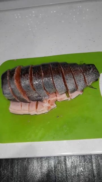 как я солю форель с базиликом,объедение. смотреть онлайн