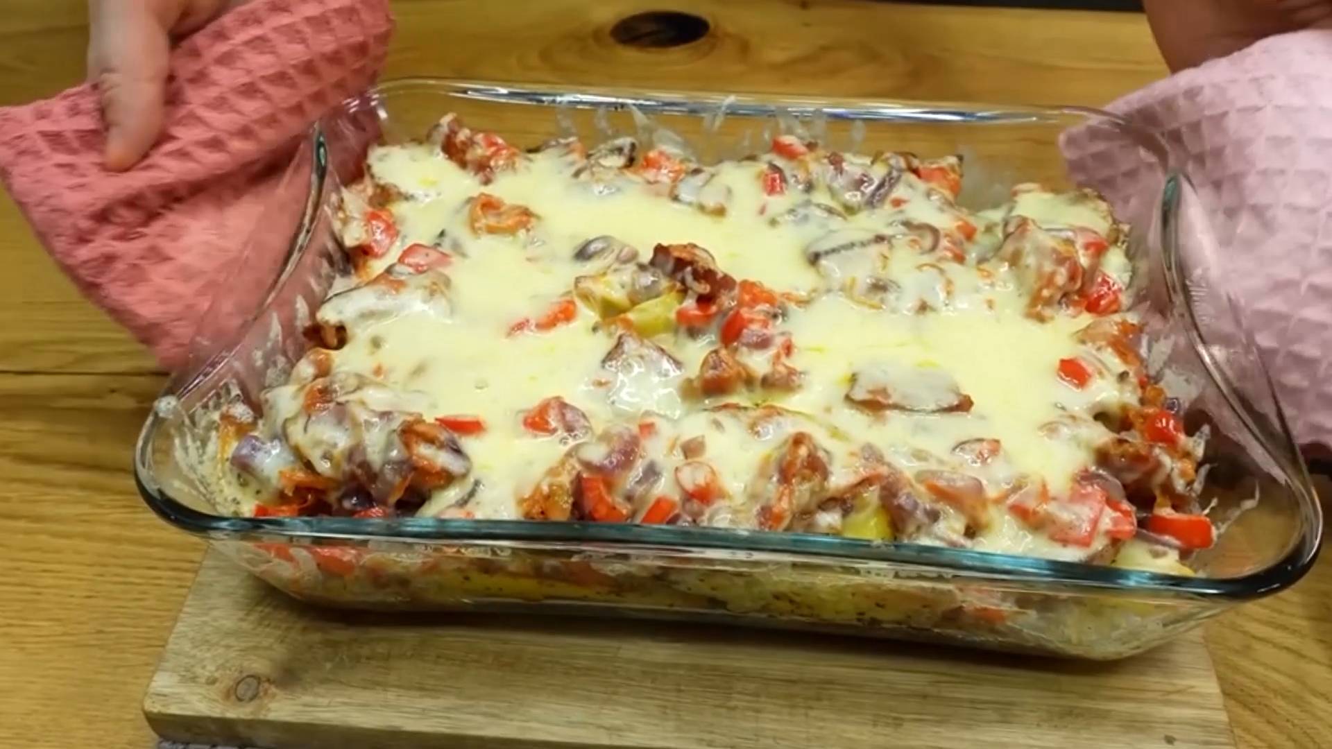 Картошка с грудинкой и сыром в духовке смотреть онлайн