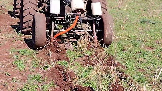 trator caseiro 4x4 reduzido//plantando milho com plantadeira caseira смотреть онлайн