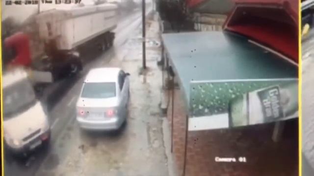 CTnews.ro | FOTO Un autocamion încărcat cu cereale s-a răsturnat peste o mașină cu butelii pe DN 2A смотреть онлайн