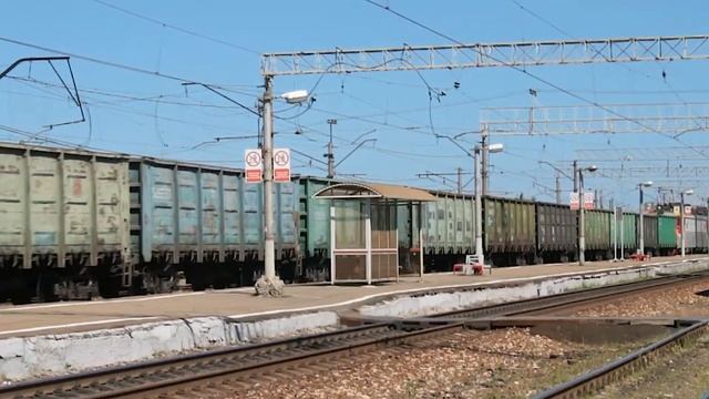 Электровоз ВЛ11М-388/399А с грузовым поездом следует 2-му главному пути. смотреть онлайн