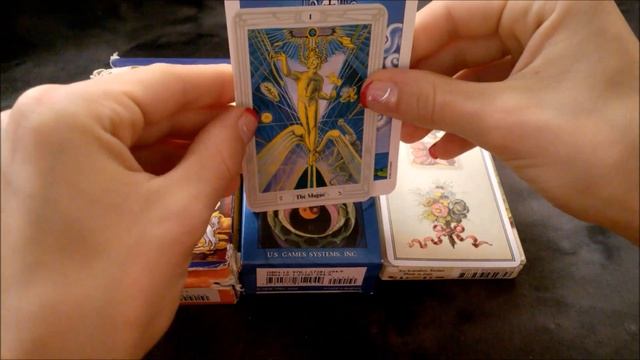 Size comparison: Thoth Tarot (pocket size) - Radiant Rider Waite Tarot - French Cartomancy смотреть онлайн