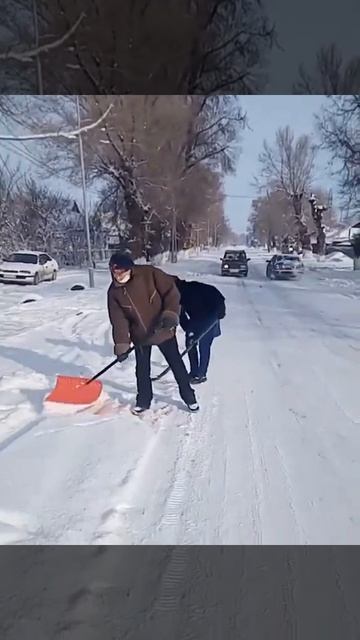 Бастобе уборка снега в ручную ! Где техника ?