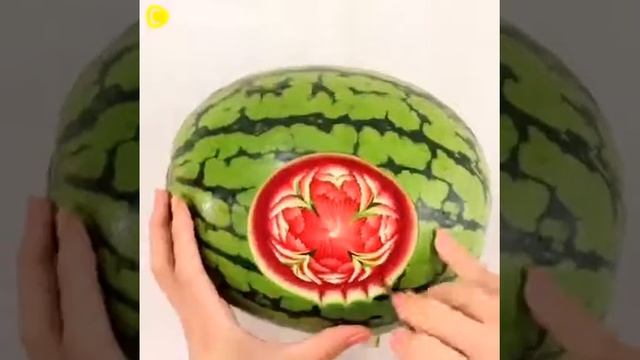 Қарбыздан жасалған гүл