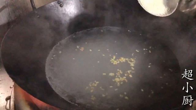【超小厨】今日轮小厨做工作餐--凉拌折耳根，盐煎肉。小厨一人吃一盘折耳根，安逸！