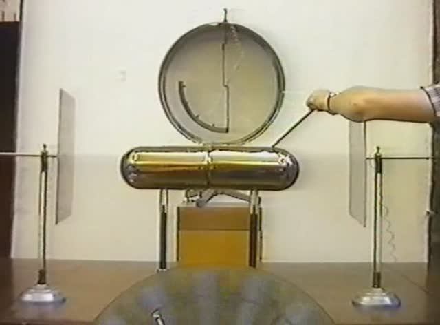 Физика. Опыты. Электричество и магнетизм. Проводник во внешнем поле. Эквипотенциальность проводника смотреть онлайн