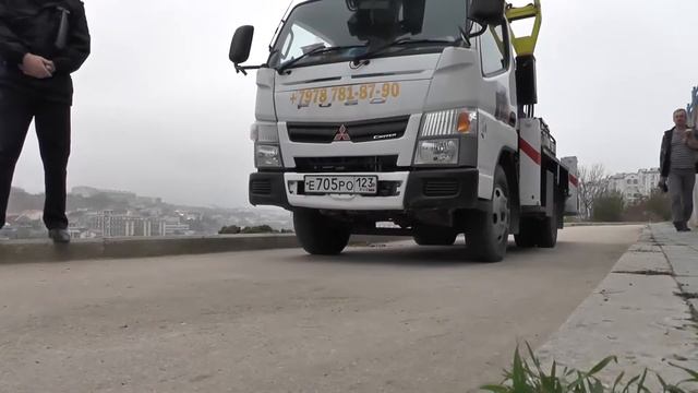 Жители Севастополя живым щитом легли под бульдозер, выступая против незаконной стройки смотреть онлайн