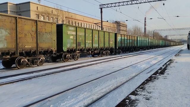 Электровоз 2ЭС10-061 Гранит с грузовым поездом следует через О. П. Первомайская смотреть онлайн