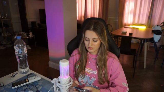 ТИПИЧНЫЙ СТРИМ ДЕВУШКИ НА ТВИЧЕ смотреть онлайн