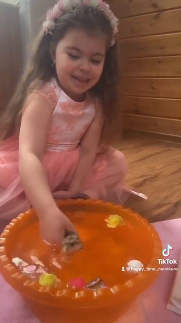 Хомяк плавает