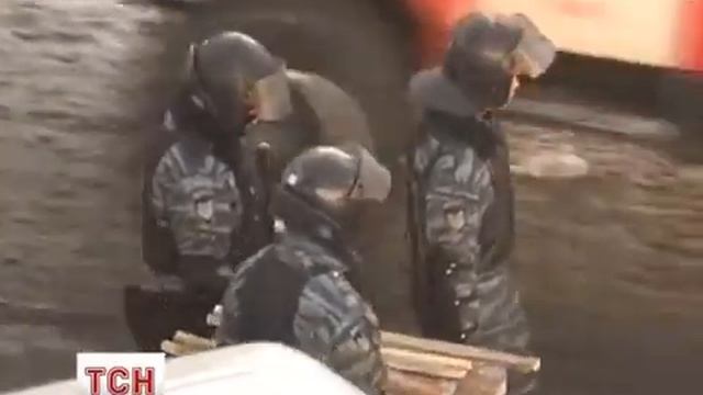 Беркут в Мариинском парке развлекается футболом и съезжает с горки на щитах смотреть онлайн