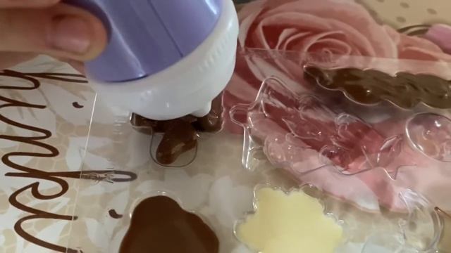 Вера орудует шоколадной ручкой