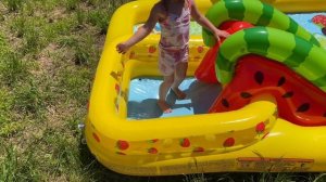 Надуваем новый детский бассейн с горкой и катаемся вместе! Видео для детей Настя лайк дарит бассейн