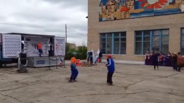 Дедушка танцует