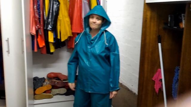 Trying out some of my rainwear смотреть онлайн