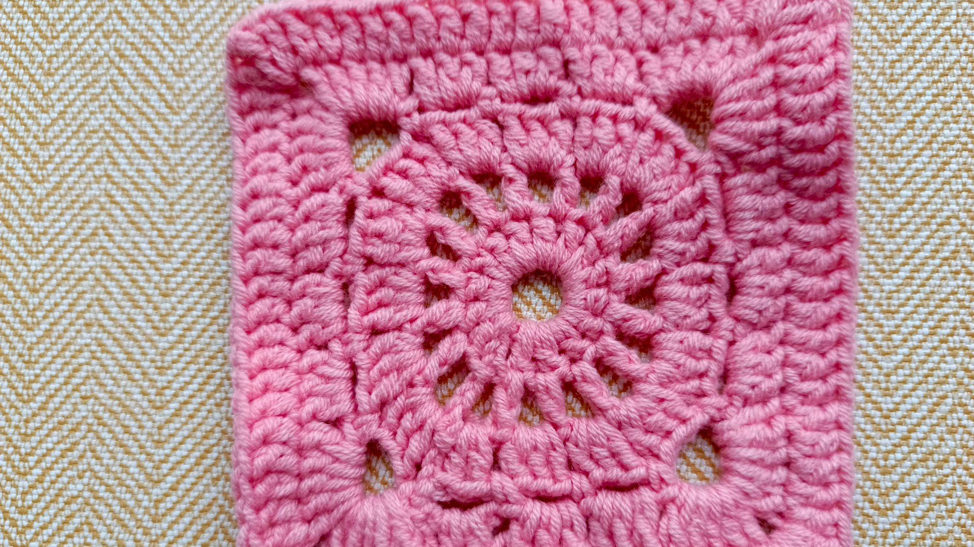 Бабушкин квадрат крючком из круга #1, вяжем вмести каждый ряд, видео для начинающих смотреть онлайн