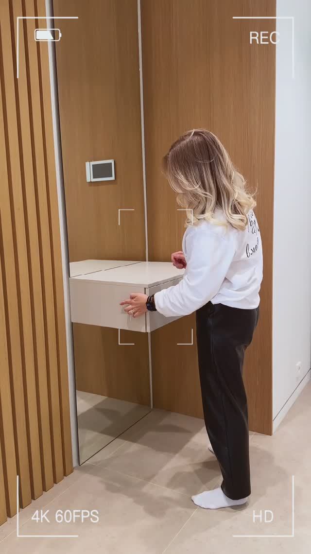 Прихожая из шпона в едином стиле и гардеробная