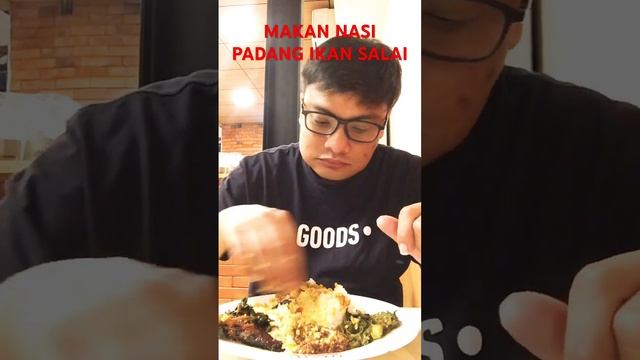 MAKAN NASI PADANG LAUK IKAN SALAI #nasipadang #ikansalai #makan #kuliner #padang #indonesia #food смотреть онлайн
