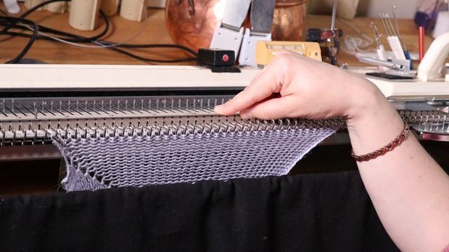 Реглан вязанный поперек с убавками перед регланной линией. Лучше посадка но так же просто. смотреть онлайн