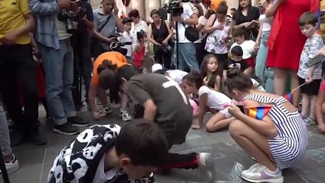 Կառավարության առջև  մանուկները կավիճով գրել են «Նիկոլ, դավաճան»