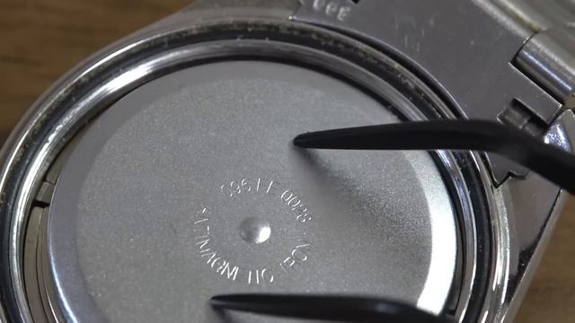 【オメガの時計の電池交換】スクリューバック式の裏蓋の電池交換です【シーマスター・アクアテラ】 смотреть онлайн