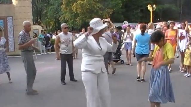 Г.Пермь Парк Горького. Танцы смотреть онлайн