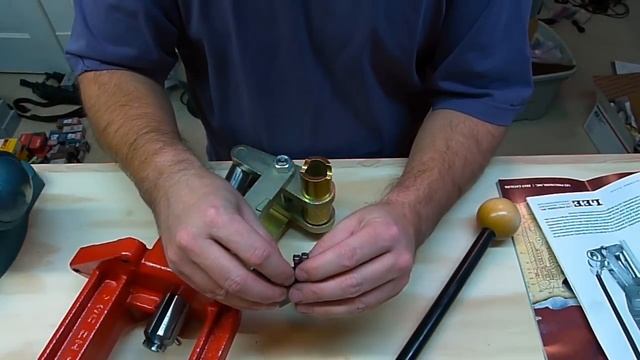 Lee Breech Lock Classic Cast Single Stage Loading Press Unboxing and Intro смотреть онлайн