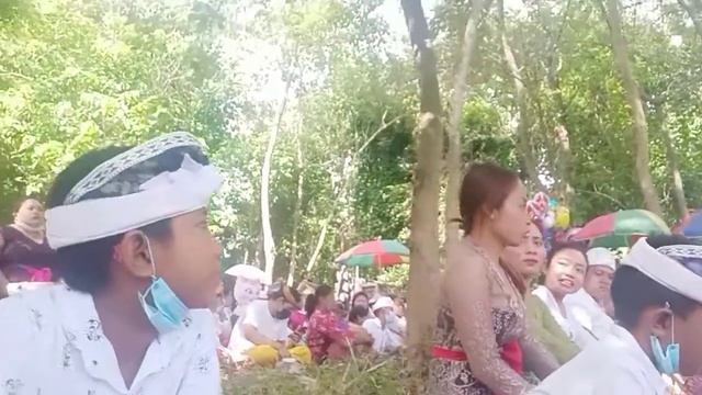 sembahyang di pura Dalem desa adat Timbrah,semoga alam semesta memberikan keselamatan. смотреть онлайн