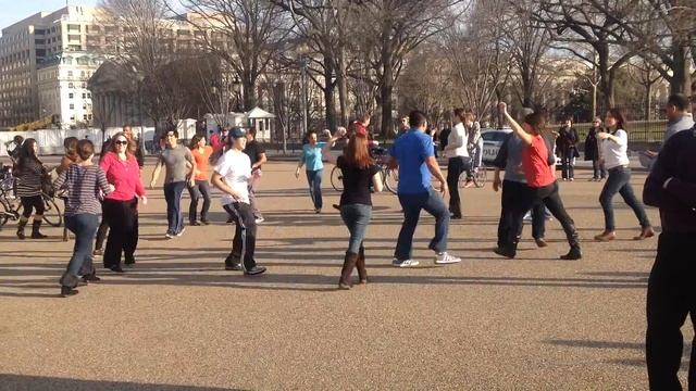 Люди танцуют сальсу возле Белого Дома смотреть онлайн