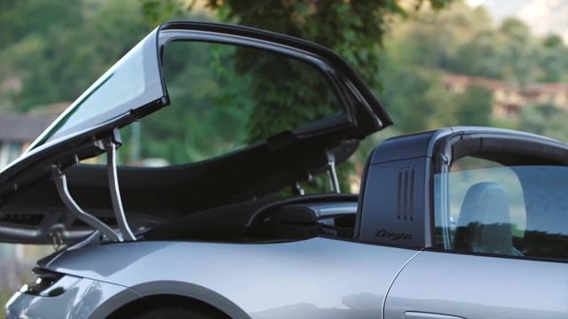 Porsche GTS 911 Targa Exterior Interior in GT Silver Metallic 992 смотреть онлайн