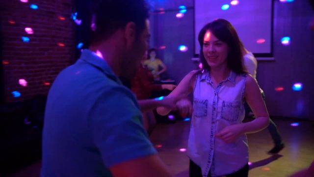 Сальса на Солнечной вечеринке #ТанцыПодЛампой смотреть онлайн