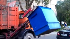 Работа мусоровоза.
