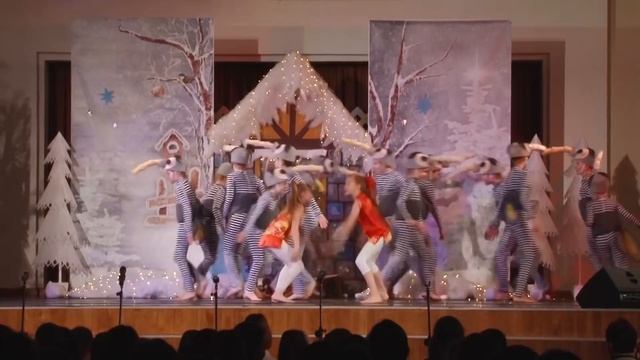 Лучших учеников пригласили на главную елку города смотреть онлайн