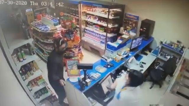 Нападение вооруженного грабителя на заправку в Актобе смотреть онлайн