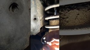 Снимаем  задний амортизатор и откручиваем гайки стойки на которых сняли грани