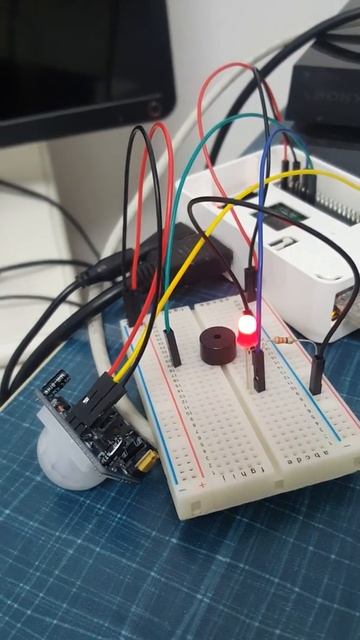 Motion sensor and buzzer with raspberry pi 3 смотреть онлайн