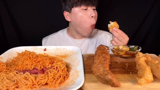 SUB) 매콤달콤 육회비빔면 & 대왕 고추튀김, 새우튀김, 고구마치즈롤카츠 먹방 ASMR 비 오는 날에는 고소한 튀김과 막걸리 한잔!! 거기에 매콤달콤 비빔면까지😍 세상 행복하다