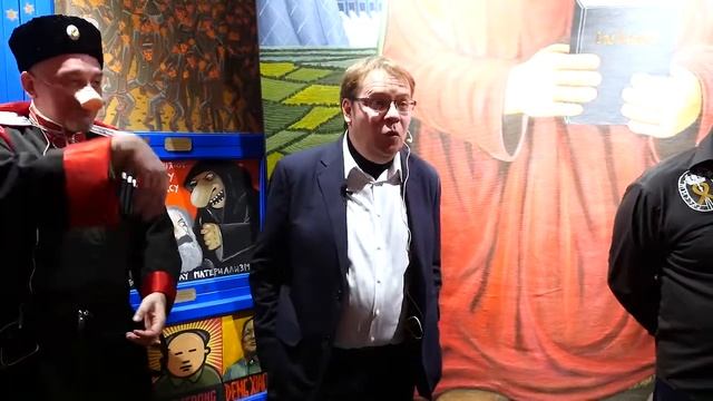 Репортаж о выставке "Марксизм-Ленинизм". Свиное рыло в гостях у Татьяны Лариной. смотреть онлайн